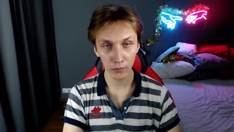 Snapshot of adrian_di chatting on December 13, 5:10 pm Adrian online show from December 13, 5:10 pm