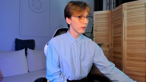 Snapshot of adrian_di chatting on December 9, 4:18 pm Adrian online show from December 9, 4:18 pm
