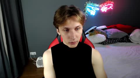 Snapshot of adrian_di chatting on December 14, 11:07 am Adrian online show from December 14, 11:07 am