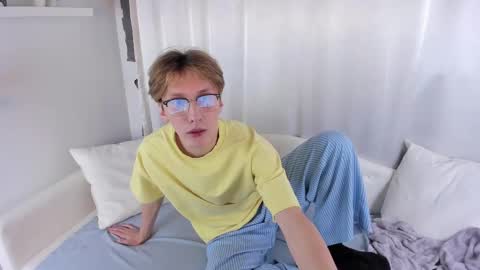 Snapshot of adrian_di chatting on December 4, 4:16 pm Adrian online show from December 4, 4:16 pm