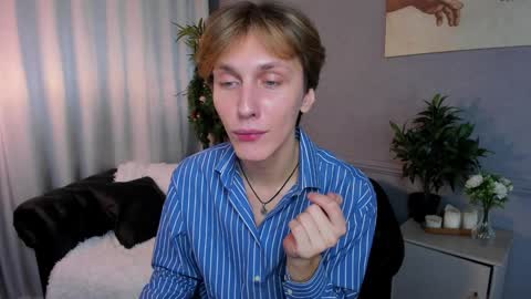 Snapshot of adrian_di chatting on December 17, 3:49 pm Adrian online show from December 17, 3:49 pm