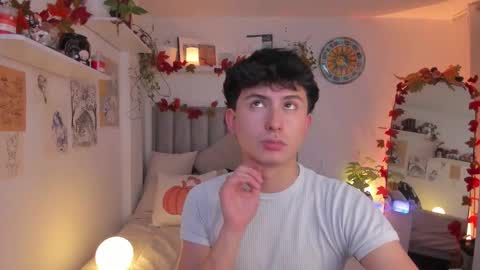 Snapshot of aidan_hale chatting on October 19, 12:37 am A H  online show from October 19, 12:37 am