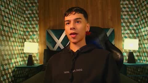 Snapshot of aiden_royce chatting on October 22, 5:44 am aiden_royce online show from October 22, 5:44 am