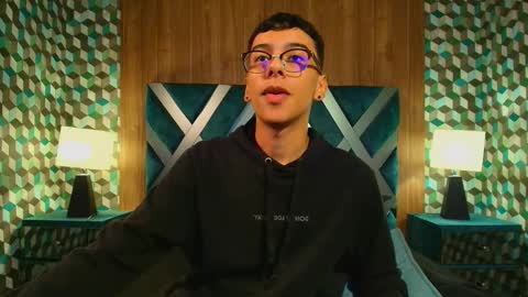 Snapshot of aiden_royce chatting on October 25, 5:42 am aiden_royce online show from October 25, 5:42 am