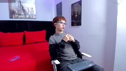 Snapshot of aiiden_15 chatting on September 18, 12:29 pm Aiden online show from September 18, 12:29 pm
