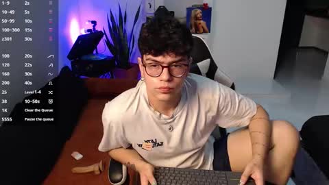 Snapshot of alec_spencer chatting on October 14, 1:01 am alec online show from October 14, 1:01 am
