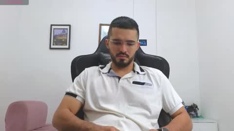 alejandroo_7 online show from December 13, 9:10 pm