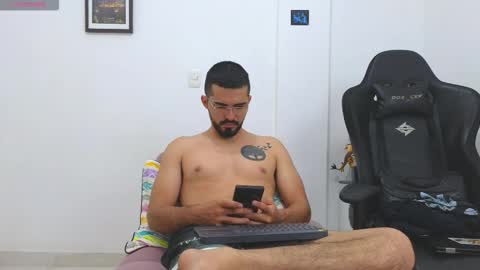 alejandroo_7 online show from February 3, 6:46 pm