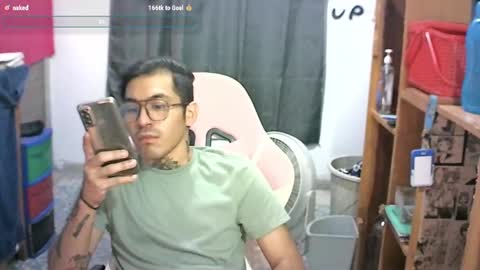Snapshot of alejandropppzz chatting on February 9, 4:04 am alejandropppzz online show from February 9, 4:04 am