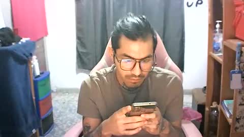Snapshot of alejandropppzz chatting on February 16, 10:43 am alejandropppzz online show from February 16, 10:43 am