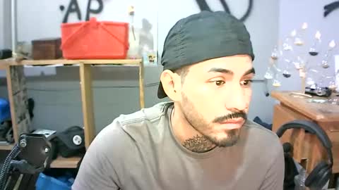 Snapshot of alejandropppzz chatting on January 14, 6:07 pm alejandropppzz online show from January 14, 6:07 pm