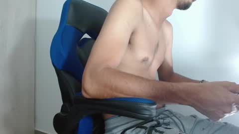 Snapshot of alejo_hot23 chatting on January 16, 2:51 am David online show from January 16, 2:51 am