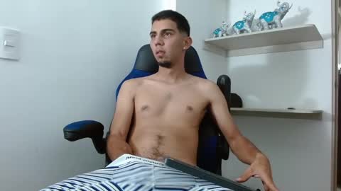 Snapshot of alejo_hot23 chatting on December 13, 3:05 am David online show from December 13, 3:05 am