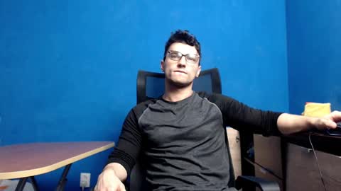 Snapshot of alex_blu chatting on December 2, 9:55 am Alex online show from December 2, 9:55 am