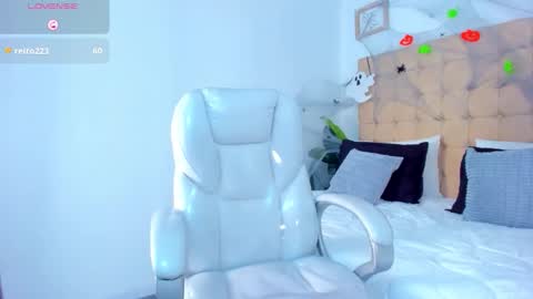 Snapshot of alex_cute77 chatting on October 13, 10:54 am alex online show from October 13, 10:54 am