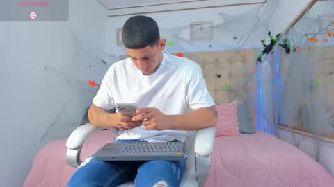 Snapshot of alex_cute77 chatting on October 3, 12:43 pm alex online show from October 3, 12:43 pm