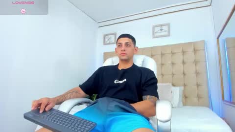Snapshot of alex_cute77 chatting on September 30, 12:20 pm alex online show from September 30, 12:20 pm