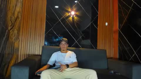 alex_miller25 online show from December 22, 8:50 pm