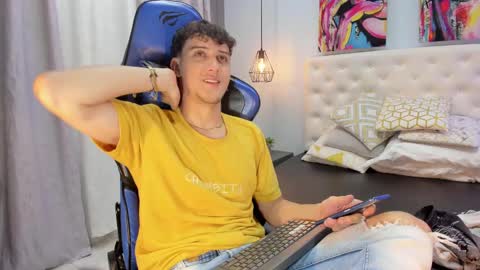 Snapshot of alexbbooy chatting on December 6, 4:03 am Alex online show from December 6, 4:03 am