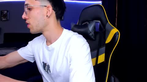 Snapshot of alexgiraldo__ chatting on September 24, 2:48 pm alexgiraldo__ online show from September 24, 2:48 pm
