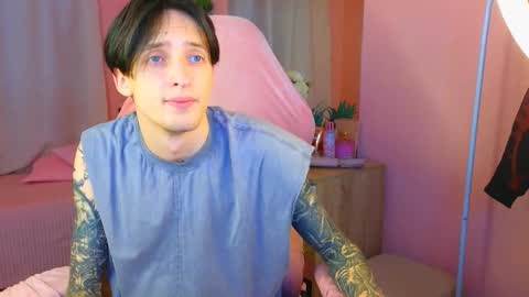 Snapshot of alexxone_ chatting on October 19, 1:14 pm Alex online show from October 19, 1:14 pm