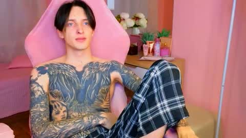 Snapshot of alexxone_ chatting on October 20, 4:44 pm Alex online show from October 20, 4:44 pm