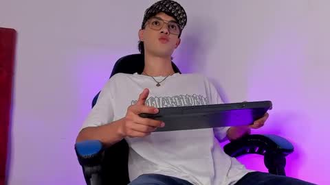 alexxus_smith online show from May 4, 5:58 pm