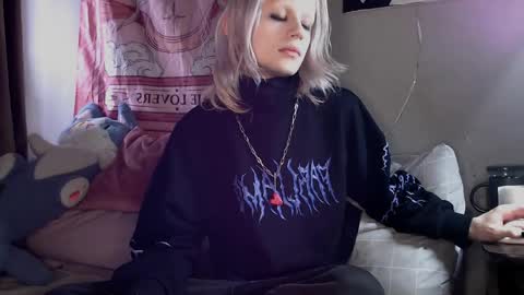 Alien Bella online show from March 23, 2:45 pm