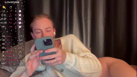 Snapshot of alina_flow chatting on December 4, 12:36 pm Alexa online show from December 4, 12:36 pm