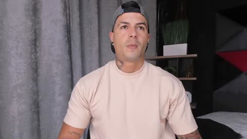 Snapshot of andres_clark chatting on January 12, 2:52 pm insta andres clark online show from January 12, 2:52 pm