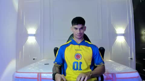 andres_stud online show from June 18, 4:47 am