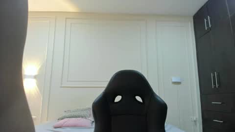 andres_stud online show from June 13, 4:10 am