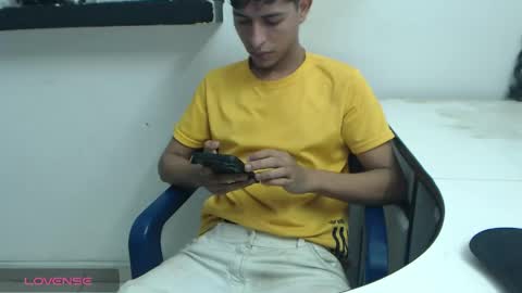 andrescoll25 online show from May 26, 2:51 am