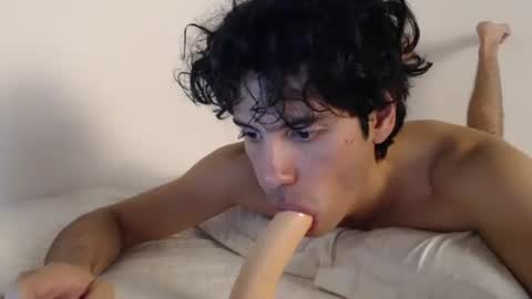 Snapshot of andrestorres0 chatting on February 25, 4:21 pm Andres Torres online show from February 25, 4:21 pm