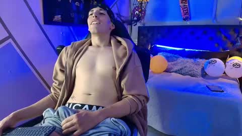 Andreuw Wolf online show from October 31, 4:47 am