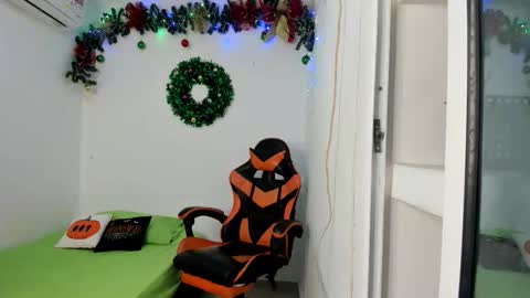 andrew_jonhes1 online show from December 5, 11:39 am