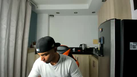 andrew_jonhes1 online show from December 17, 12:23 pm