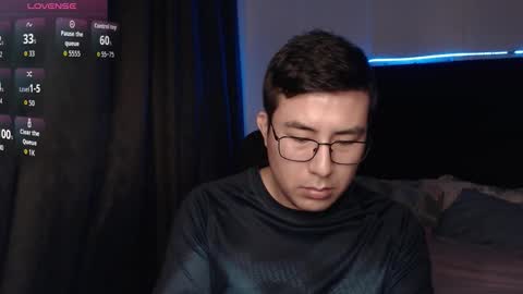 andrewmhilton_ online show from December 17, 7:04 am