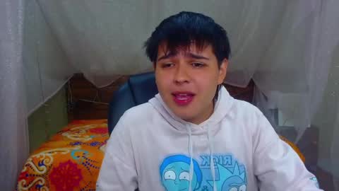Snapshot of andrewsmile_ chatting on February 22, 12:29 pm ANDREW online show from February 22, 12:29 pm