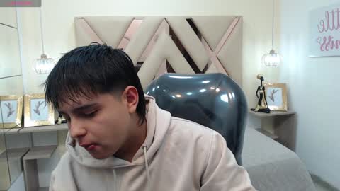 Snapshot of andrewsmile_ chatting on January 14, 12:24 pm ANDREW online show from January 14, 12:24 pm
