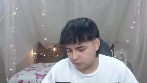 Snapshot of andrewsmile_ chatting on December 22, 12:38 pm ANDREW online show from December 22, 12:38 pm