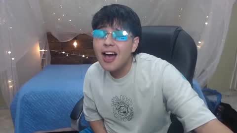 Snapshot of andrewsmile_ chatting on December 26, 12:49 pm ANDREW online show from December 26, 12:49 pm