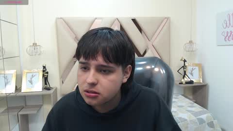 Snapshot of andrewsmile_ chatting on January 6, 1:52 pm ANDREW online show from January 6, 1:52 pm