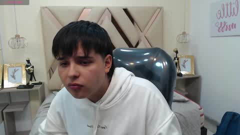 Snapshot of andrewsmile_ chatting on January 13, 2:11 pm ANDREW online show from January 13, 2:11 pm