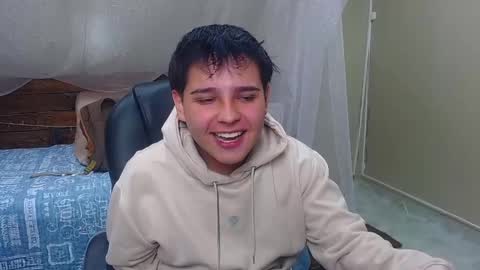 Snapshot of andrewsmile_ chatting on February 14, 12:25 pm ANDREW online show from February 14, 12:25 pm