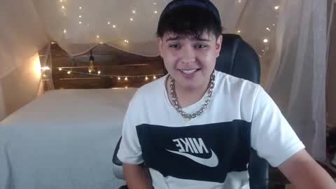 Snapshot of andrewsmile_ chatting on December 9, 12:31 pm ANDREW online show from December 9, 12:31 pm