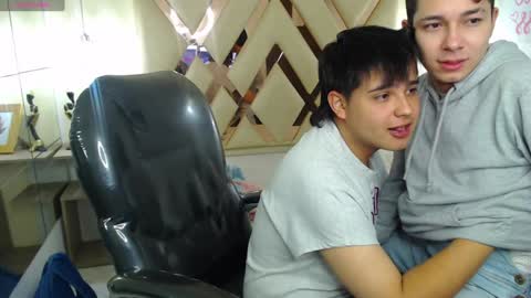 Snapshot of andrewsmile_ chatting on January 23, 12:09 pm ANDREW online show from January 23, 12:09 pm