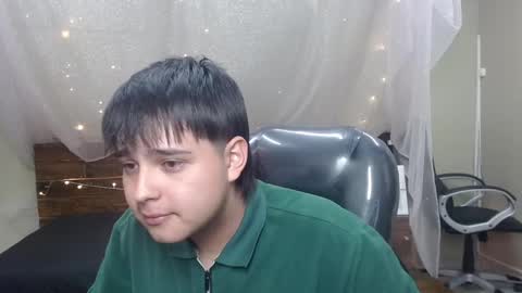 Snapshot of andrewsmile_ chatting on February 2, 12:57 pm ANDREW online show from February 2, 12:57 pm