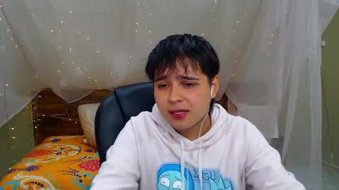 Snapshot of andrewsmile_ chatting on February 26, 12:03 pm ANDREW online show from February 26, 12:03 pm