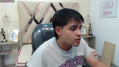Snapshot of andrewsmile_ chatting on February 4, 12:00 pm ANDREW online show from February 4, 12:00 pm